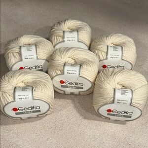 Gedifra Luisa Cream Colored Bulky Yarn 6 Balls 50g/65 yards each
